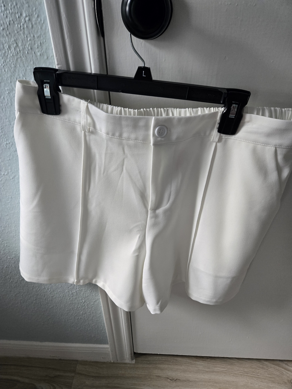 NWOT High-Waist White Dressy Pull-On Women's Shorts. Never Worn